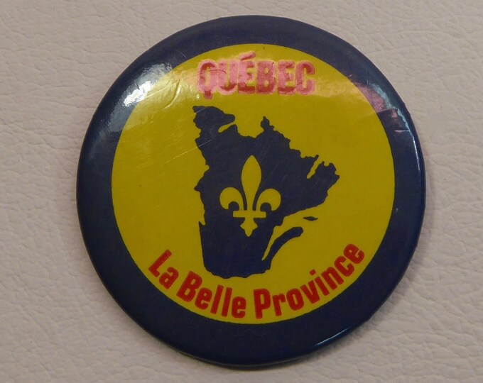 Macaroon. Quebec The beautiful province. Tin Pinback. Badge. Pine. Decoration. Heritage Quebec. Souvenir Québec. Fleur de Lys.
