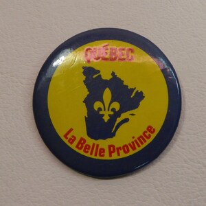 Macaron. Québec La belle province. Tin Pinback. Badge. Pin. Décoration. Patrimoine Québec. Souvenir Québec. Fleur de Lys.