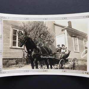 ビンテージ写真の馬車。母親。息子。センター ケベック 1938。木造住宅。ケベックの田舎。男性用の帽子。女性用の帽子。