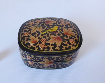 Rectangular lacquered papier-mâché box in gold and black. Year 70. Handmade. Floral and bird pattern box. Jewelry box. Gift box.