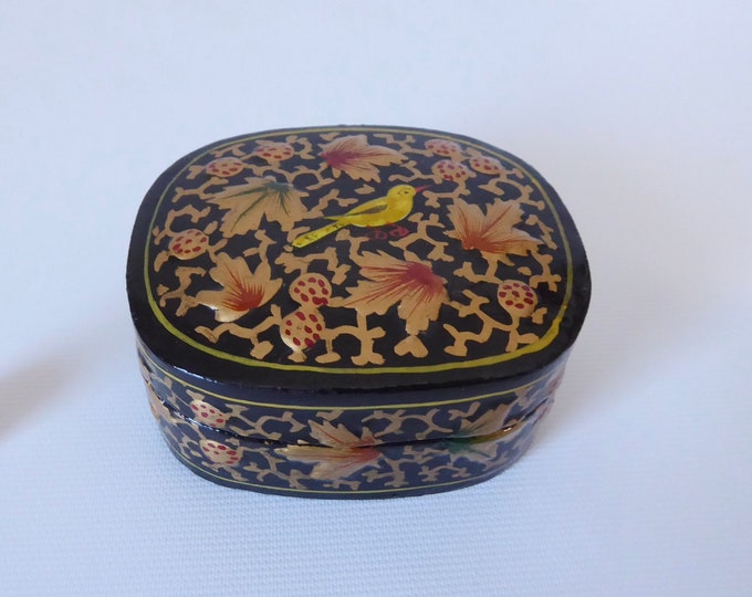 Rectangular gold and black lacquered papier-mâché box. 70s. Handmade. Floral and bird motif box. Jewelry box. Gift box.