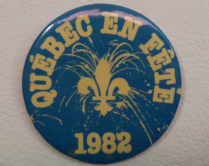 Macaroon. Quebec Celebrates 1982. Tin Pinback. Badge. Pine. Decoration. Heritage Quebec. Souvenir Québec. Feast of Saint John. Fleur de Lys.