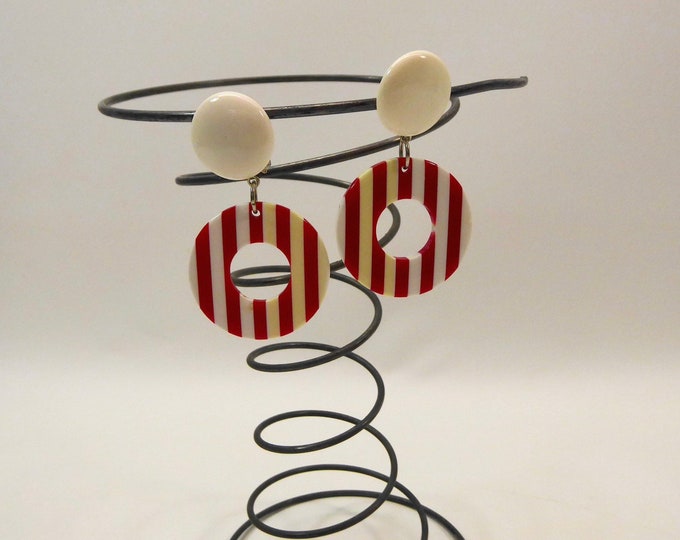 Red, white striated circle mobile pendant clip. Lucite. 1960.
