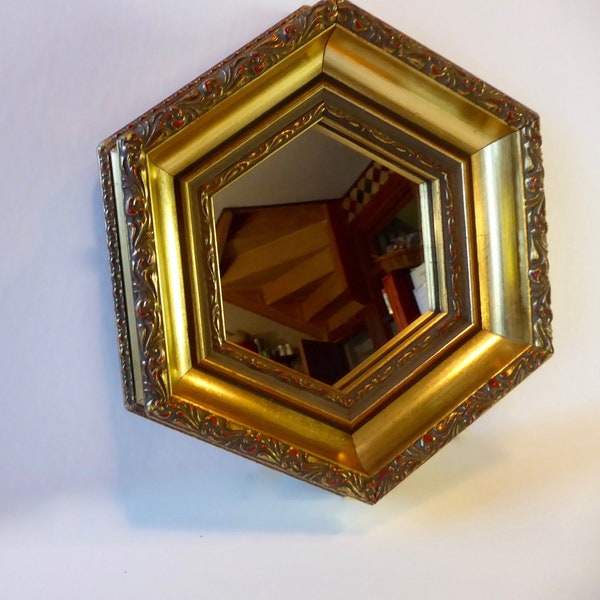 Miroir Cadre Hexagonal. Platre Ouvragé doré Sur Bois. Christel Galleries of fine Art ltd. Fabriqué au Canada.