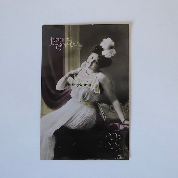 Carte postale vintage Bonne année. Jeune femme robe blanche 1900. Made in Germany. 1920. Nouvel an vintage.