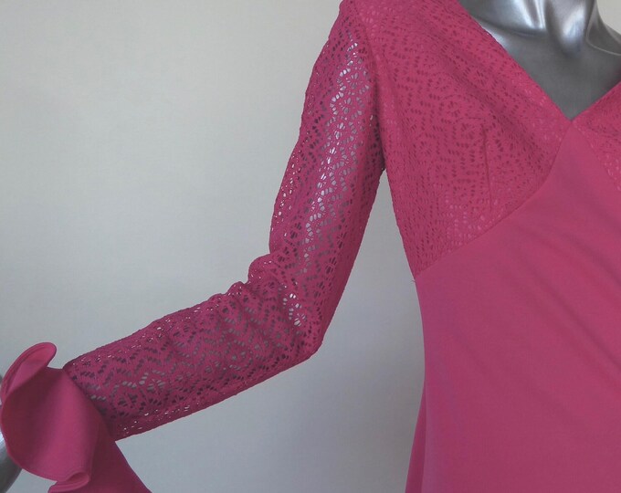 Long fuchsia pink dress, 1970s style. V-neck. Long sleeves. Vintage polyester. Candy pink guipure lace. Bobo. Boho. Seventies mods. Empire.