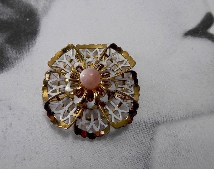 Stylized round flower brooch. White enameled brass and pink plastic ball. 1960s. Geometric brooch. Sixties jewelry.
