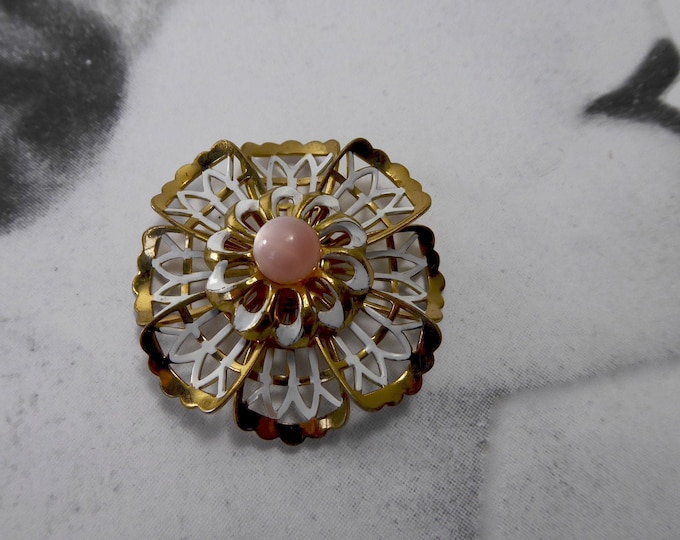 Stylized round flower brooch. White enamelled brass and pink plastic ball. Year 60. Geometric brooch. Sixties jewel.