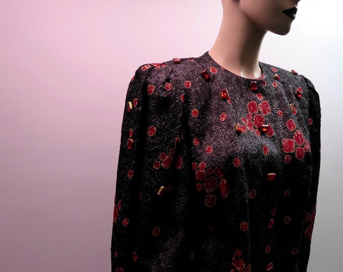 Louis Féraud 1980 Jacket and skirt. Black and red embossed silk. 22 jewel buttons with a rectangular ruby faceted cabochon.