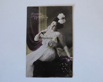 Carte postale vintage Bonne année. Jeune femme robe blanche 1900. Made in Germany. 1920. Nouvel an vintage.