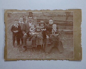 Sepia photograph of a farming family, 1900. CDV. Rural Quebec, 1900. Quebec photo heritage. Canadian countryside, 1900. Colonization of Quebec.