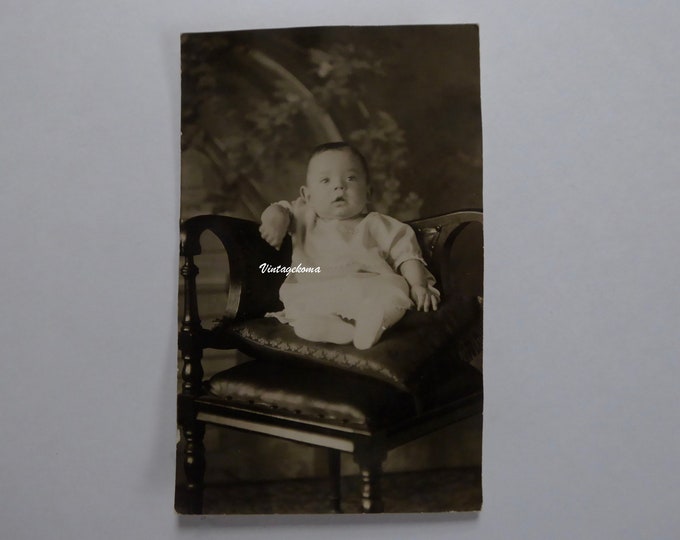 Photo carte postale bébé assis. 1910. Woonsocket. R.I. Papier glaçé. Fauteuil en coin. Photo souvenir de famille vintage.