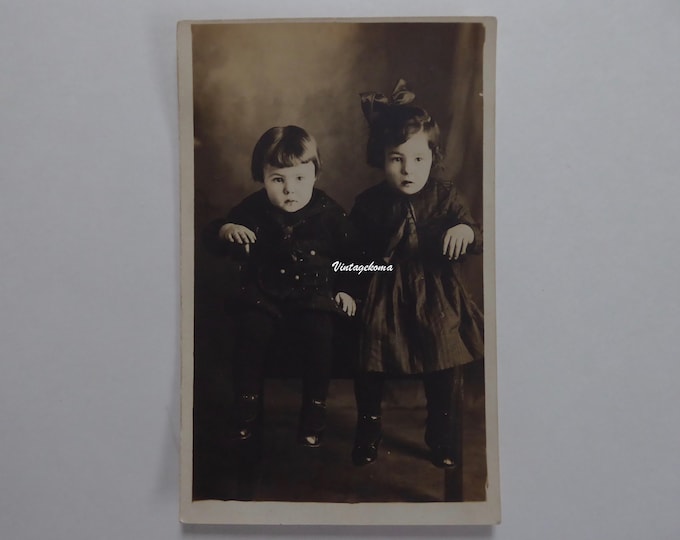 Carte postale sépia 2 petits enfants assis. 1910. Costume col marin. Robe taffetas rayé. Chaussures babies. Carte postale édouardienne.