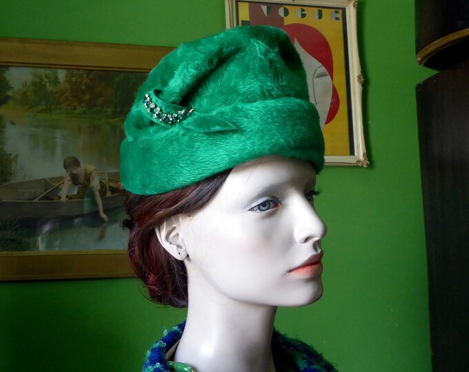 Luxury emerald green dyed hair felt hat. Turban style 1950, 1960. Vintage hat