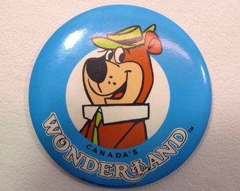 Canada's Wonderland Yogi Bear. Tin Pinback. Button. 1980. Hanna Barbara Productions. Badge. Pin. Decoration. Yogi Bear. Television series.