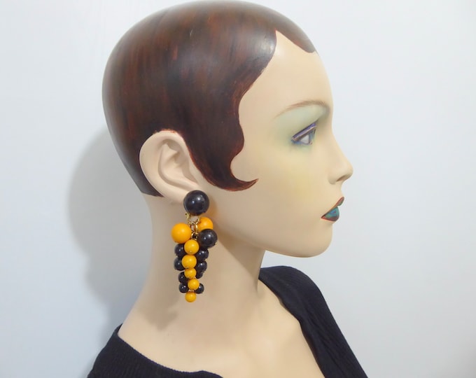 Vintage pendant clip. Mustard orange and black plastic ball clusters. Year 1970. Vintage earrings. Fashionista.