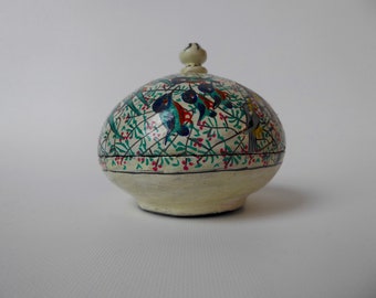 Round lacquered papier-mâché box with handle. India. 1970s. Handmade. Bird groups. Floral motif. Jewelry box. Gift box.