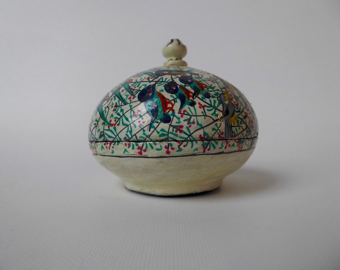 Round lacquered papier-mâché box with handle. India. 1970s. Handmade. Bird groups. Floral motif. Jewelry box. Gift box.