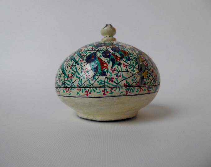 Round lacquered papier-mâché box with handle. India. Year 70. Handmade. Bird groups. Floral pattern. Jewelry box. Gift box.