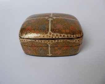 Rectangular box gilded lacquered paper mache. India. 1970s. Handmade. Floral motif. Jewelry box. Gift box.