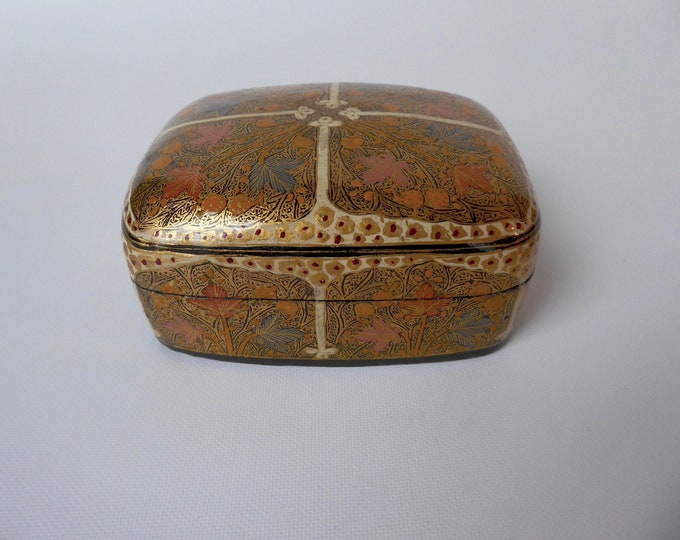 Rectangular box gilded lacquered paper mache. India. 1970s. Handmade. Floral motif. Jewelry box. Gift box.