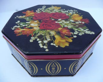 Roses metal box. Blue Bird confectionery. Harry Vincent Parkers. England. Toffee. Caramel. Rose bouquet. Floral bouquet. 1940