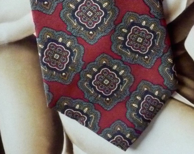 Vintage Yves Saint-Laurent tie. Fuchsia pink printed silk. Kravacolluphilie