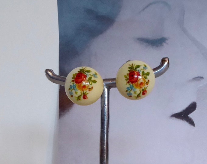 Earrings clip half circle vintage. Moulded plastic. Applied floral varnish. West Germany. Classic Year 50.  Fashionista.