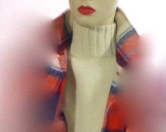 Vintage handmade neck warmer. 50s/60s. Ivory ecru wool. Comfortable ribbed collar. Two red buttons. Mods. Unisex.
