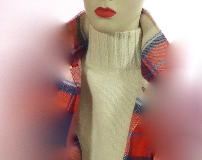 Vintage handmade neck warmer. 50s/60s. Ivory ecru wool. Comfortable ribbed collar. Two red buttons. Mods. Unisex.