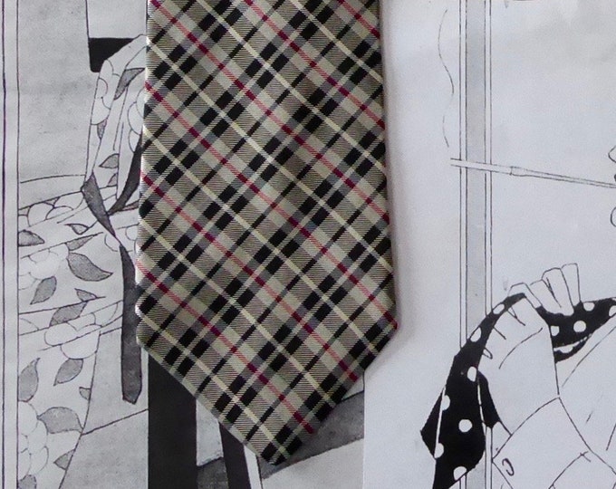 Tie Guy Laroche Burberry style. Gray, white black and red. Soie.Fait the Canada.1980. Tartan, unisex