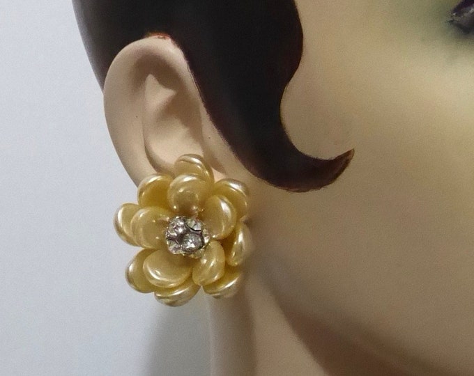 Pearly petal flower and rhinestone ear clip. 1950/60. Vintage earring. Oversize earring.