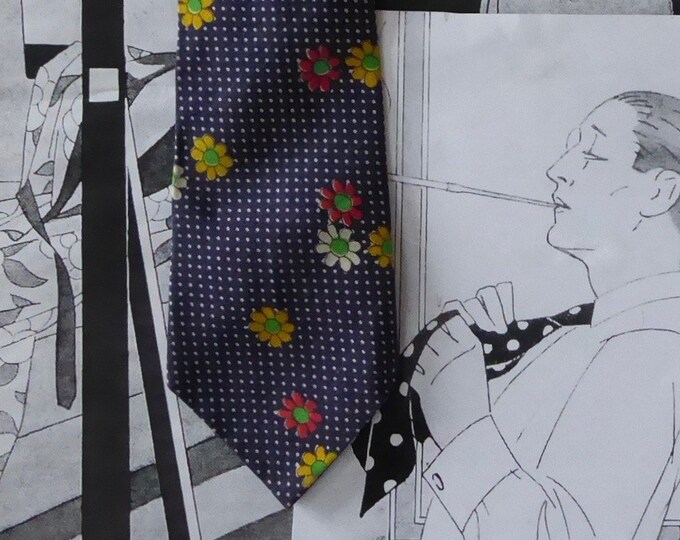 Flower power tie. Vintage unisex. Navy blue cotton with white polka dots with red, yellow and white daisies. Kravacolluphilie. 60/70.Pop