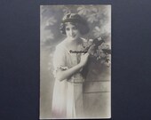 Map postcard 1900-10 woman. Monochrome. Flower wreath. Lace dress neckline. International co. of fine arts, Montreal.