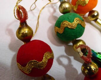 4 vintage Christmas acorns. Boules. Lanterns.Ice cubes. Orange. Red. Green. Blown glass. Felt. Pipe cure. Golden filament. Year 50.