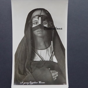 Lehnert & Landrock. Photo vintage. Carte postale. A young Egyptian woman. Année 30.