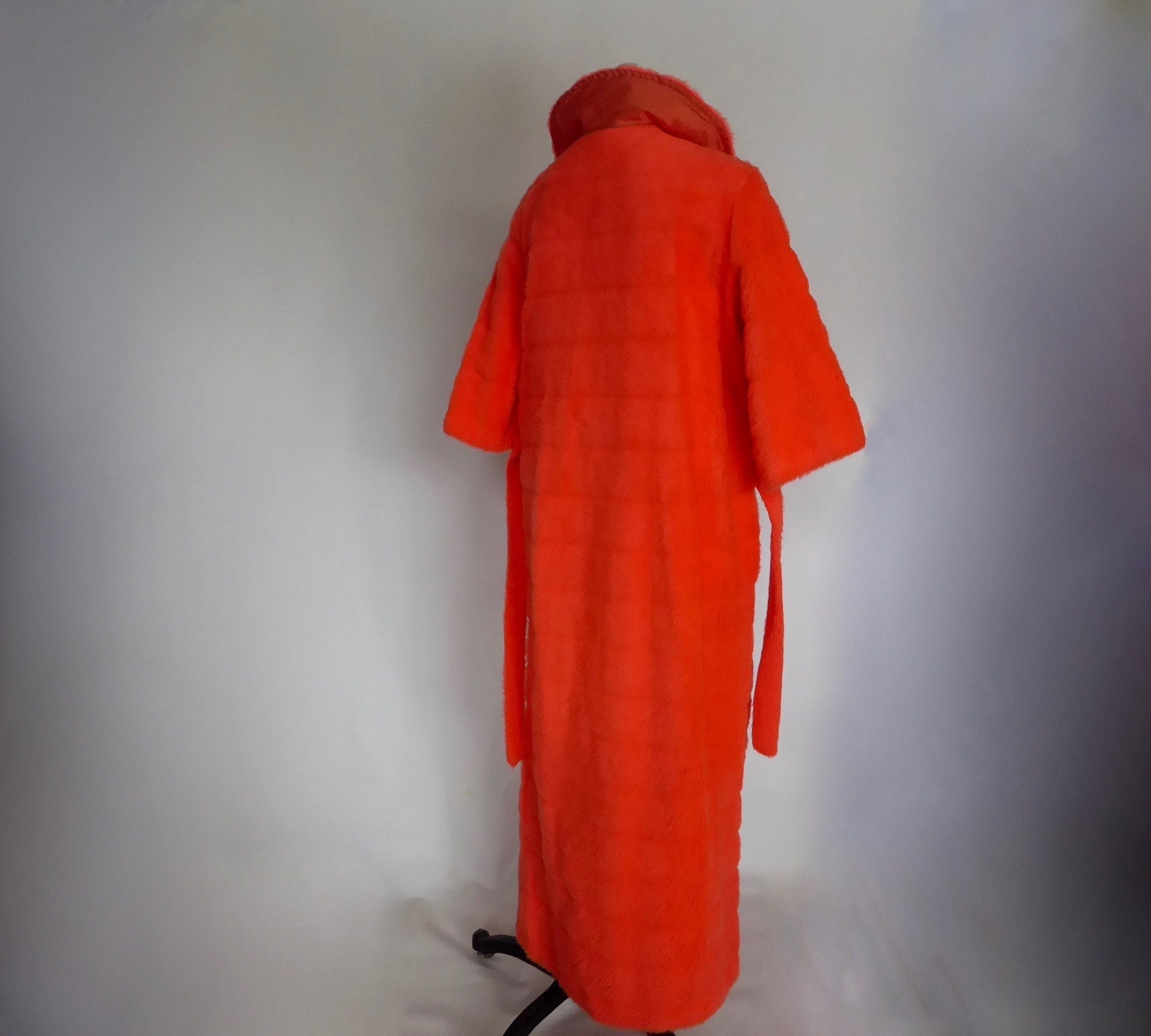 Vintage neon orange plush bathrobe. Threequarter sleeved longsleeved