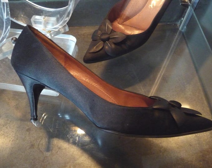 Vintage black satin pumps. 1950s. Classic casual. Audrey Hepburn style. Black satin shoes