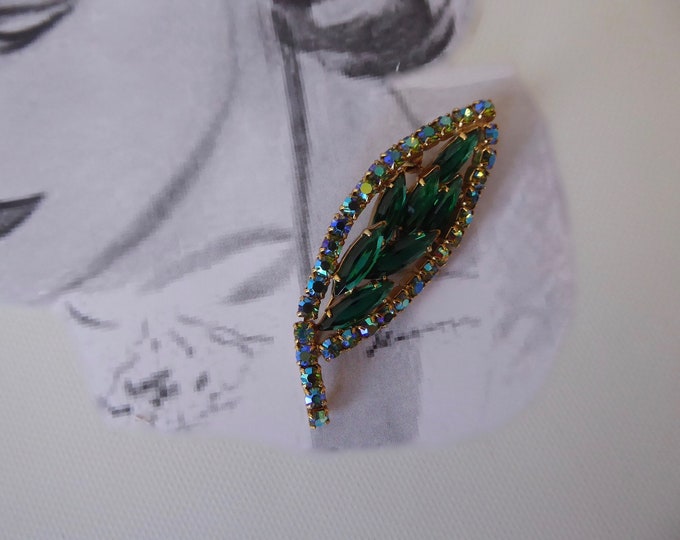 Rhinestone green leaf brooch on claw. Year 50. Vintage brooch. Rhinestones. Fifties jewel. Oblong pin.
