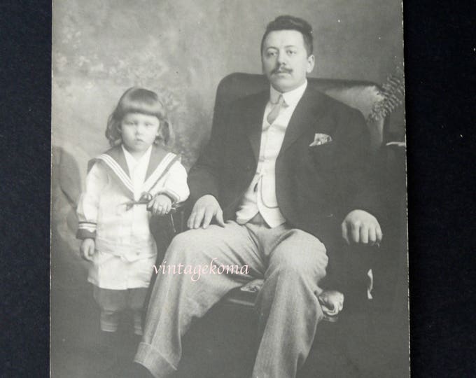 Photographie homme assis jeune enfant debout. Carte postale originale noir et blanc. 1910-20. Vêtement enfant. Marinière. Patrimoine Canada