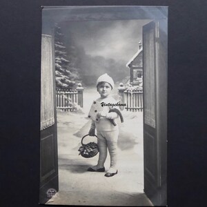 Carte postale antique. Petit garcon porteur chance. Lucky five. Hiver. 1910. Temps des fêtes. Poinsettia. Fer à cheval. Jambières. Guêtres