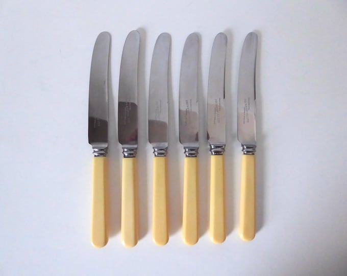 6 table knives with ivory-colored resin handles. Fry & Wigfull Ltd. Sheffield. 1920. Slow food. Vintage kitchen.