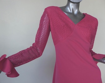 Long fuchsia pink dress 1970. V-neck. Long sleeves vintage polyester. Candy pink guipure. Bobo. Boho. Seventies mods. Empire