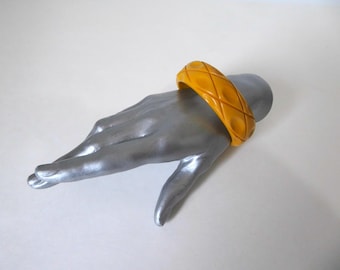 Yellow carved bakelite bangle. Art Deco. 1930s. Vintage jewelry.