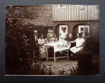 Original country photo. 1920. Group of women, man in a garden. Black and white glossy paper. Germany. Tablecloth. Fashion 1920. Happiness. Family