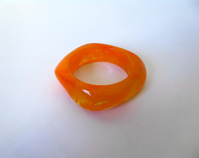 Marbled orange lucite bangle bracelet. 1990. Vintage jewelry.