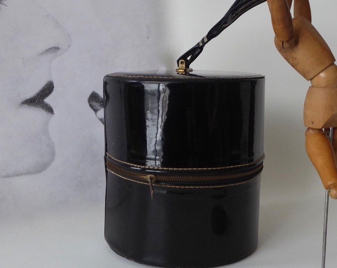 Black vinyl hat bag. Central handle. Circular gold zipper. 60s. Sixties glamour bag. Train bag. Retro bag.