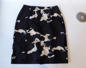 Straight tailored skirt in ecru and black. Imitation cowhide, 1980s. San Francisco collection. Made in Canada.
