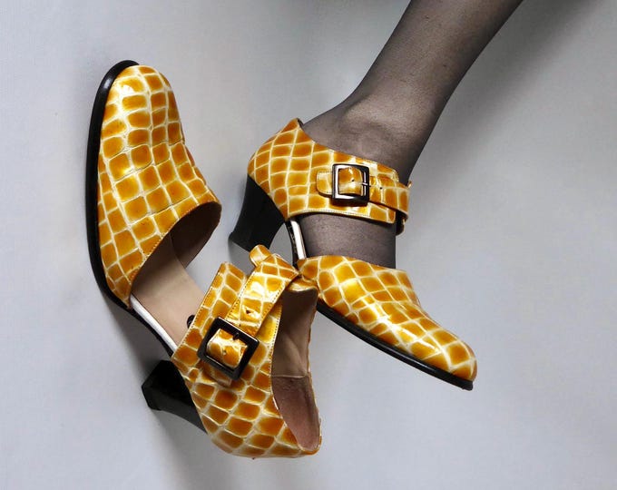 Vintage patent leather shoe. 1970s pumps. Minos shoes.