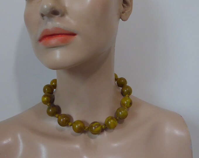 Necklace flush with the neck marbled green plastic marbled style bandalasta. 1930